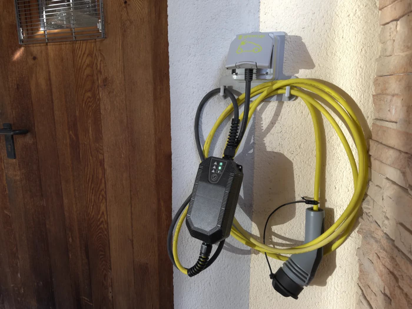Wallbox murale avec câble de charge