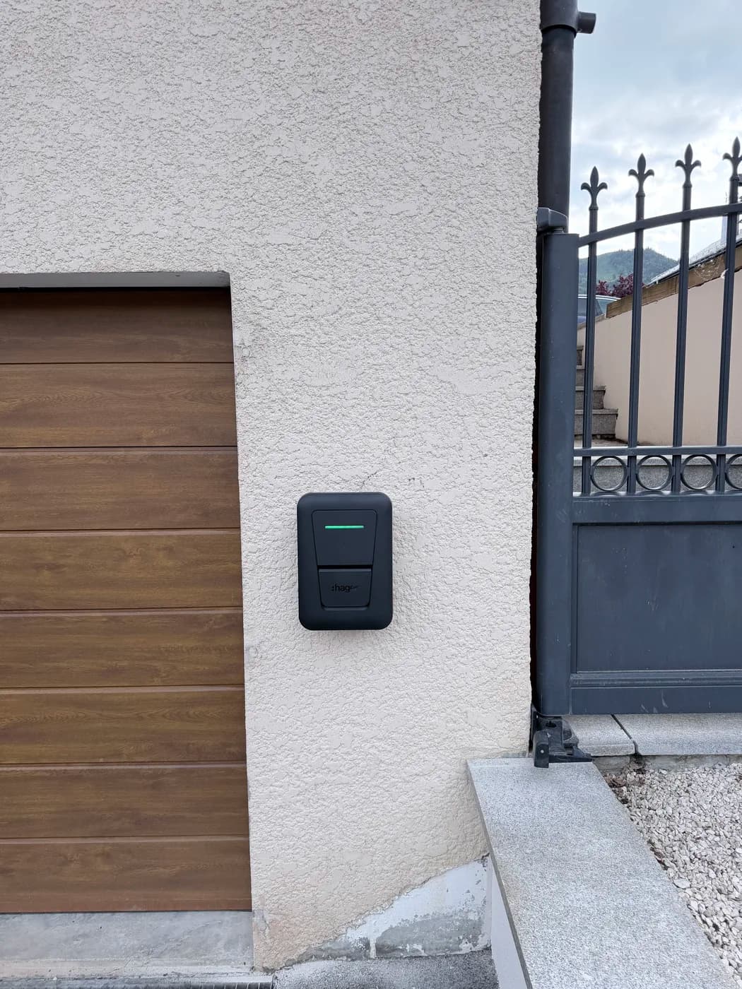 Borne de recharge extérieure sur façade de maison