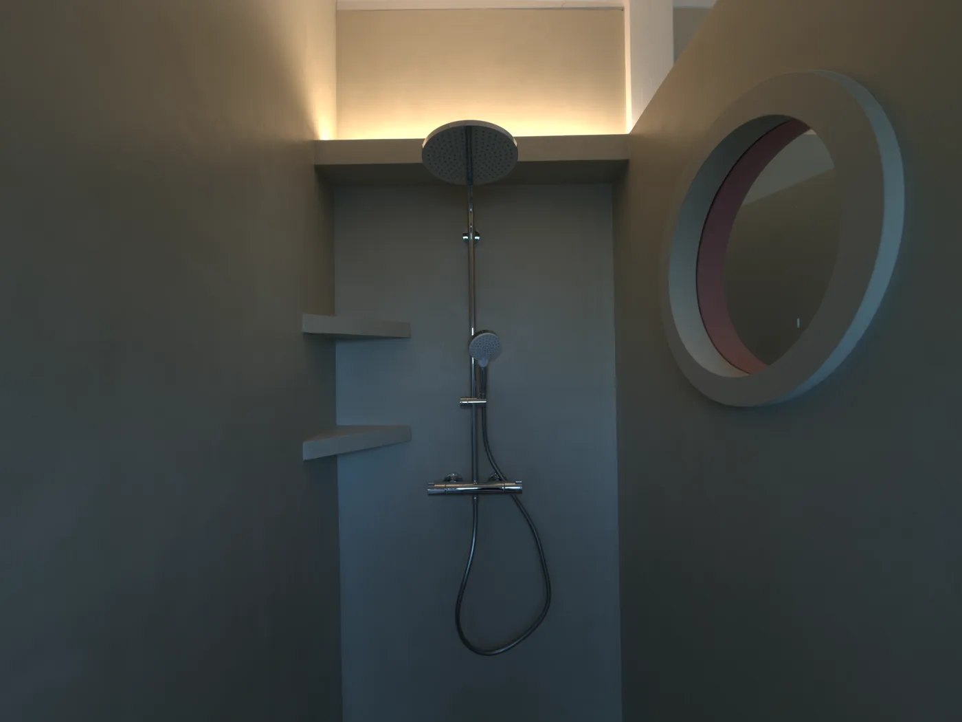 Éclairage indirect autour d'un miroir