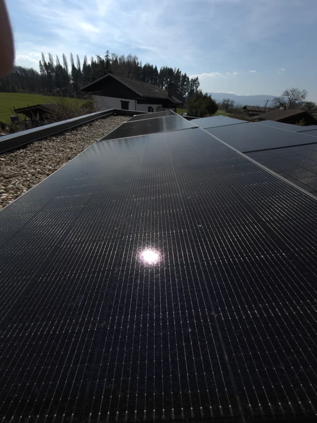 Pose de panneaux photovoltaïques sur toiture en Haute-Savoie